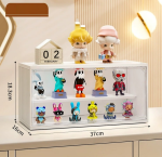 Elegante zweigeschossige Vitrine mit transparenter Vorderwand