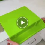 Ein 2-in-1-Schneidebrett ohne Kleckerei mit abnehmbarem Behälter – video